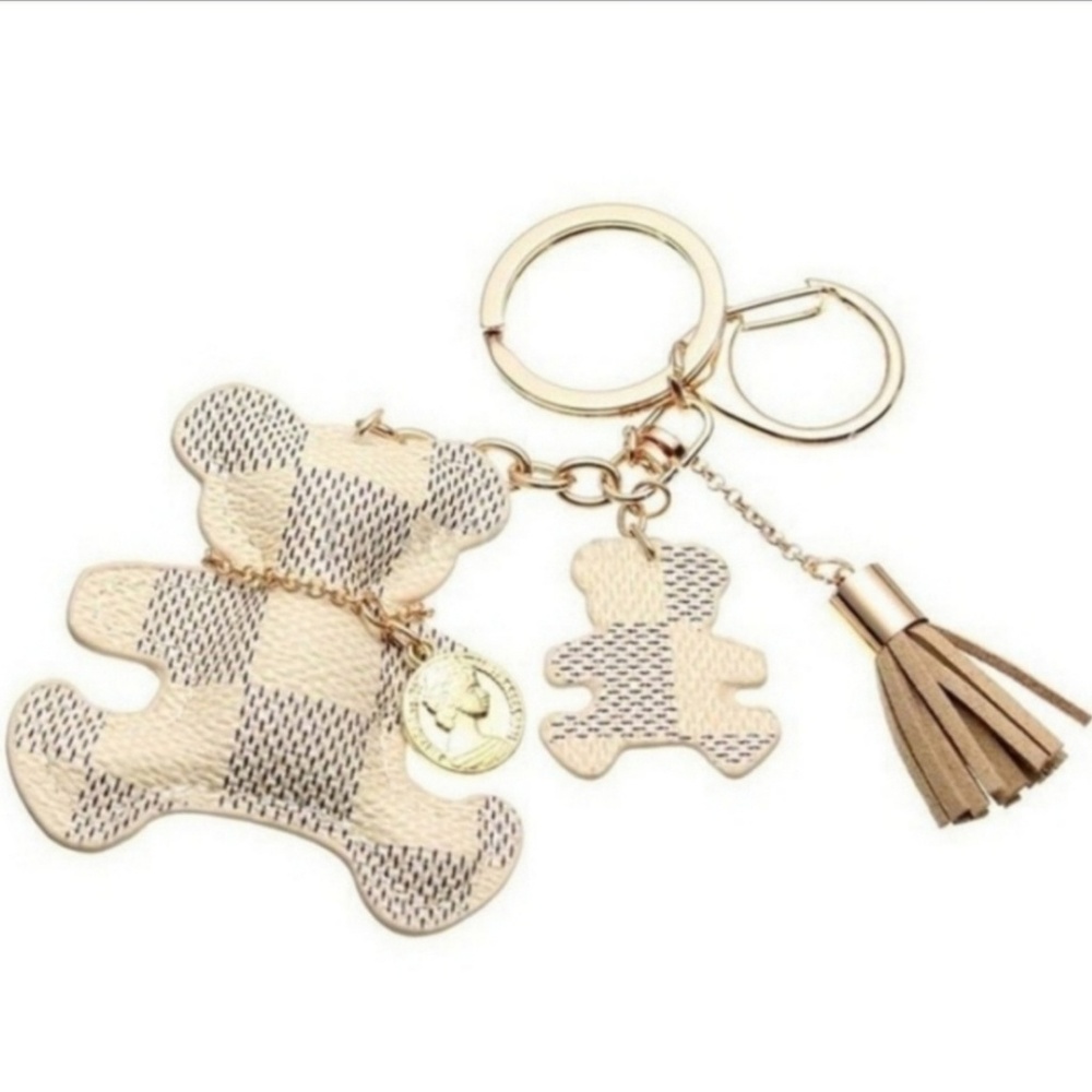 ⛄🛍Fashion faux leather Bear keychain - Picture 1 of 1